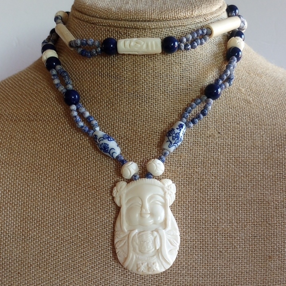 CHINESE VINTAGE NETSUKE GEISHA GIRL WITH GIFT LONGEVITY PROSPERITY NECKLACE 32" - Picture 2 of 7